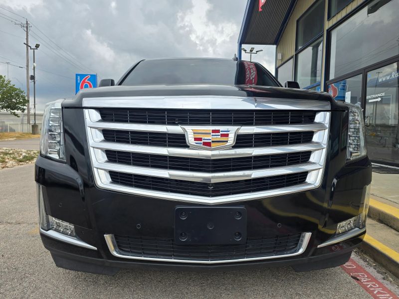 2018 Cadillac Escalade Luxury photo 2