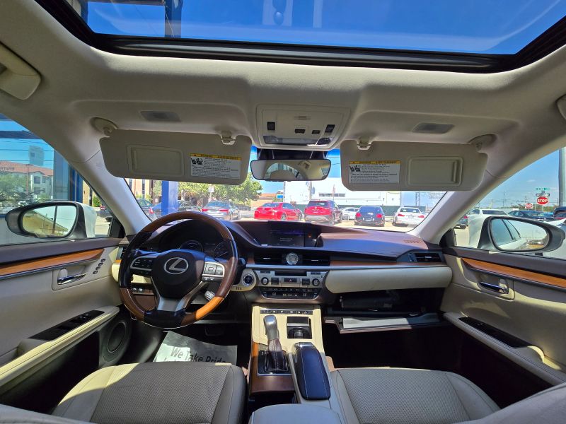 2017 Lexus ES 300h - Photo 40