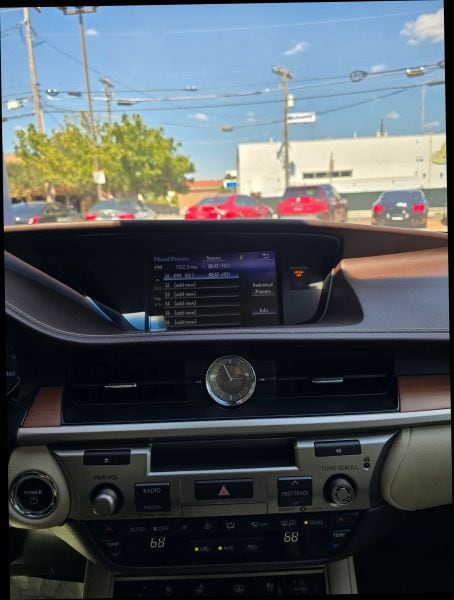 2017 Lexus ES 300h - Photo 37