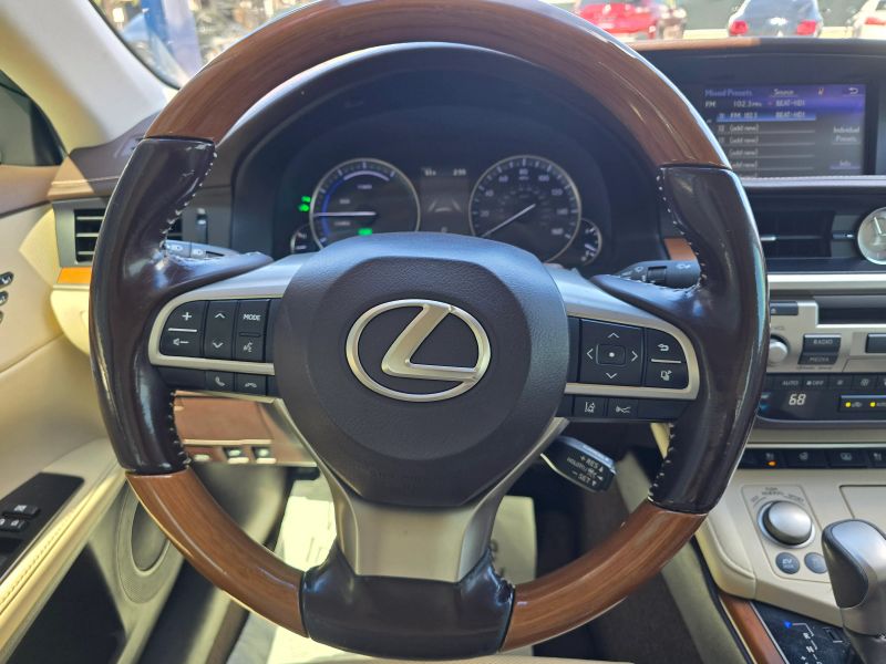 2017 Lexus ES 300h - Photo 38