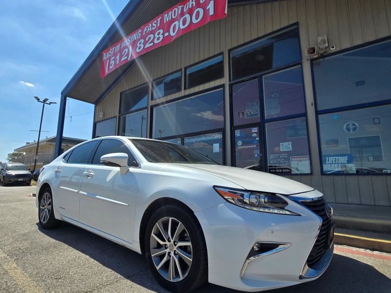 2017 Lexus ES 300h's photo