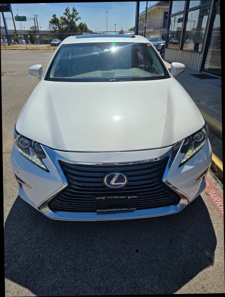 2017 Lexus ES 300h photo 4