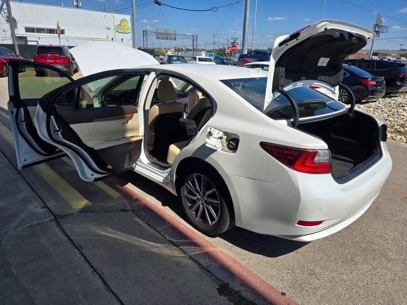 2017 Lexus ES 300h - Photo 17