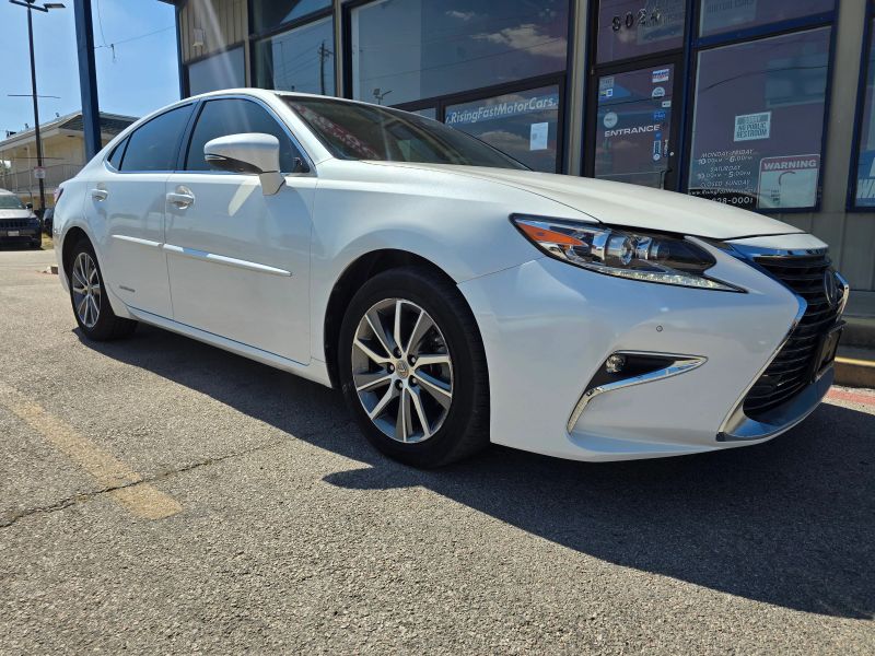 2017 Lexus ES 300h photo 2