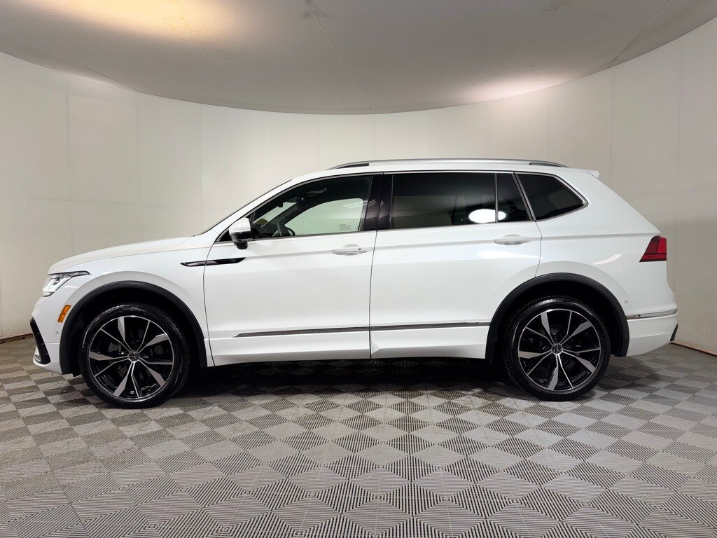 2023 Volkswagen Tiguan SEL R-Line Black photo 2