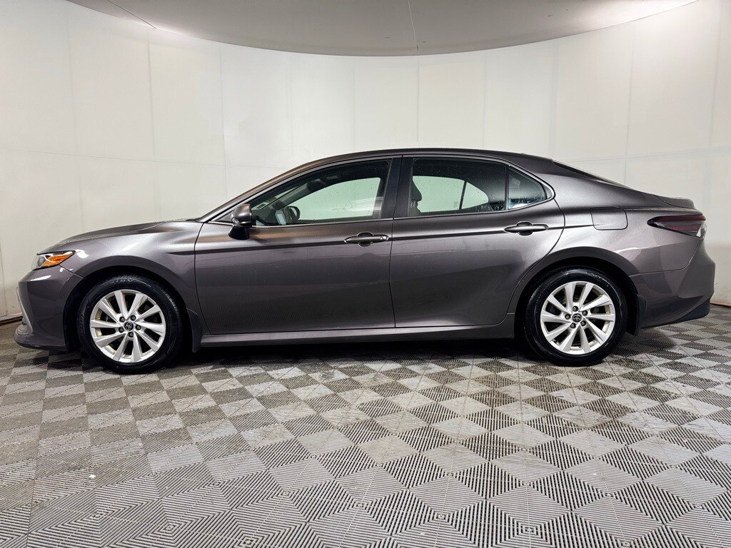 2021 Toyota Camry LE photo 3