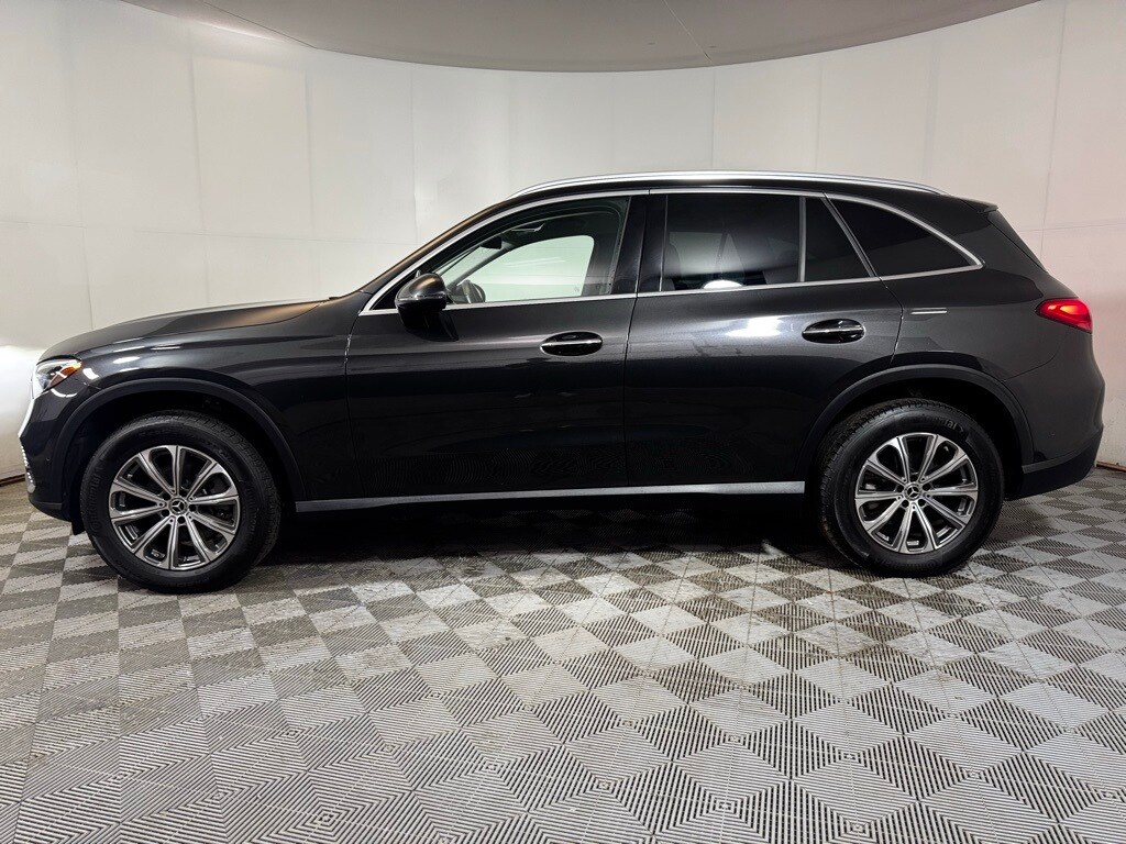 2024 Mercedes Benz GLC 300 photo 2