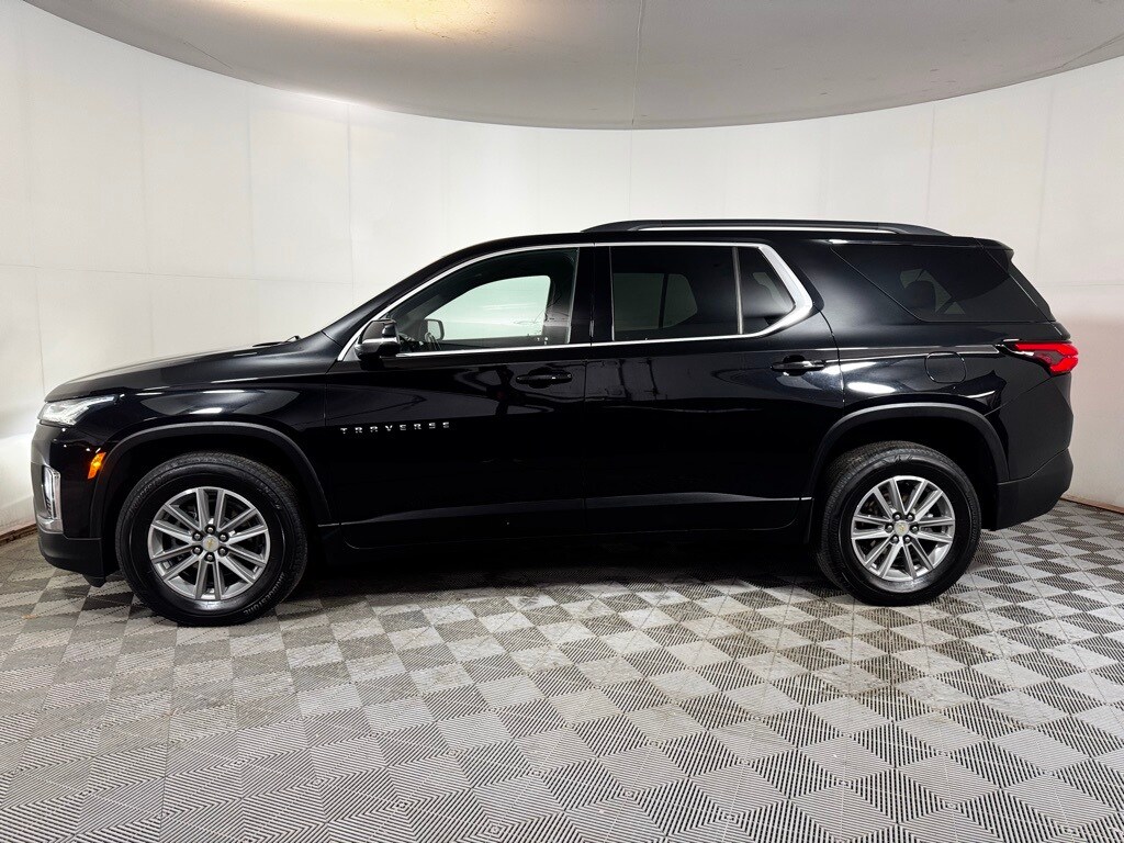 2022 Chevrolet Traverse 1LT photo 2