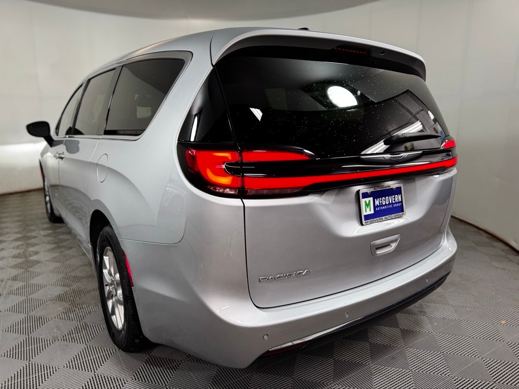Used 2024 Chrysler Pacifica Touring L Minivan/Van