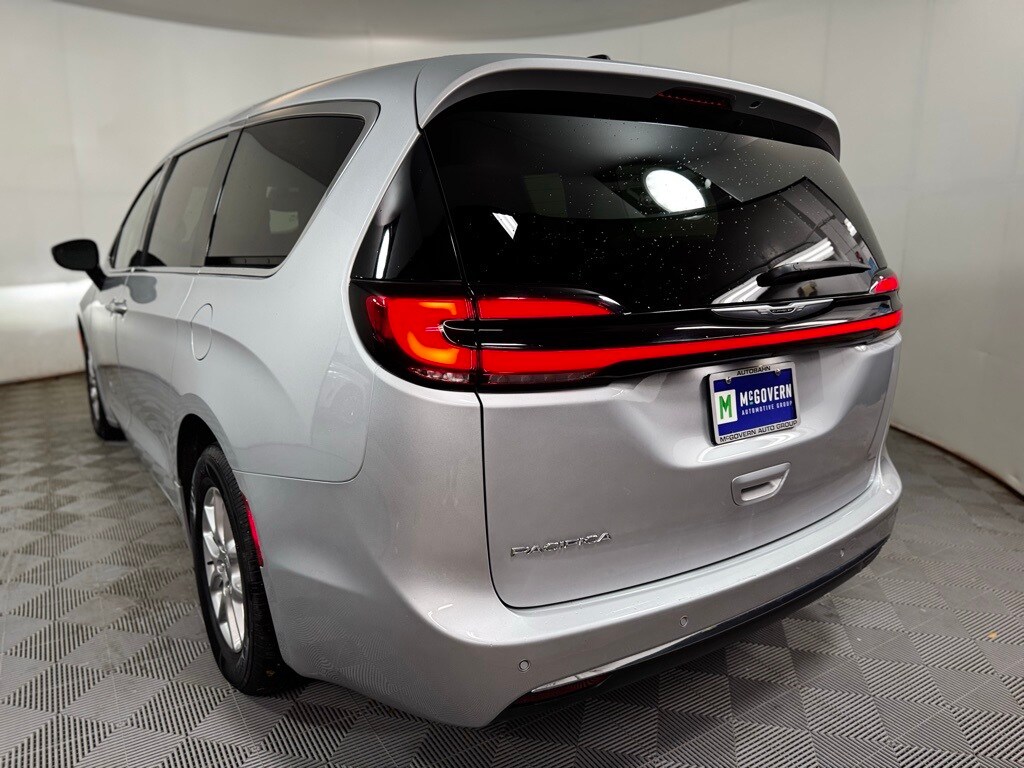 2024 Chrysler Pacifica Touring L photo 3