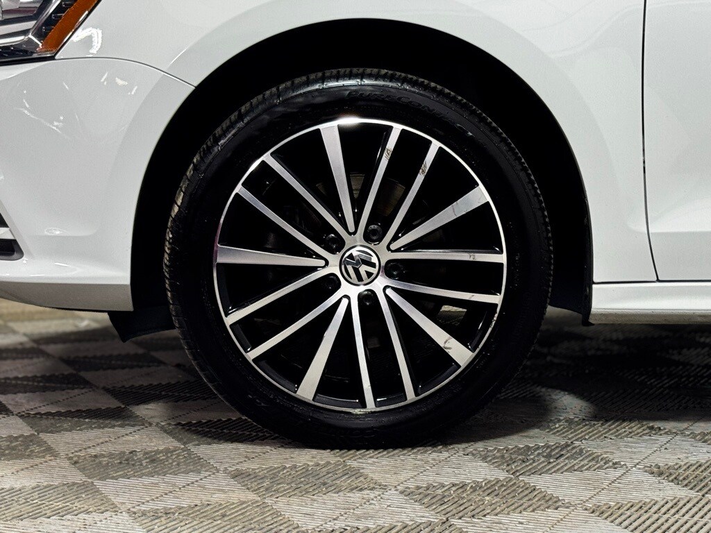 2016 Volkswagen Jetta 1.8T Sport photo 2