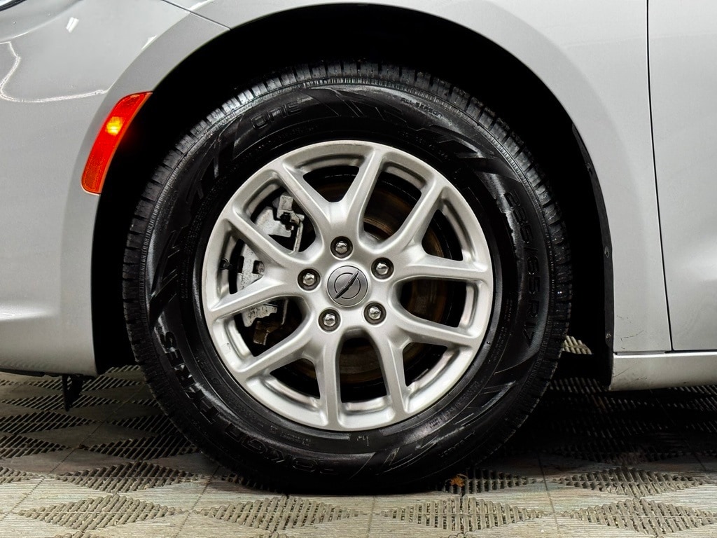 Used 2024 Chrysler Pacifica Touring L Minivan/Van