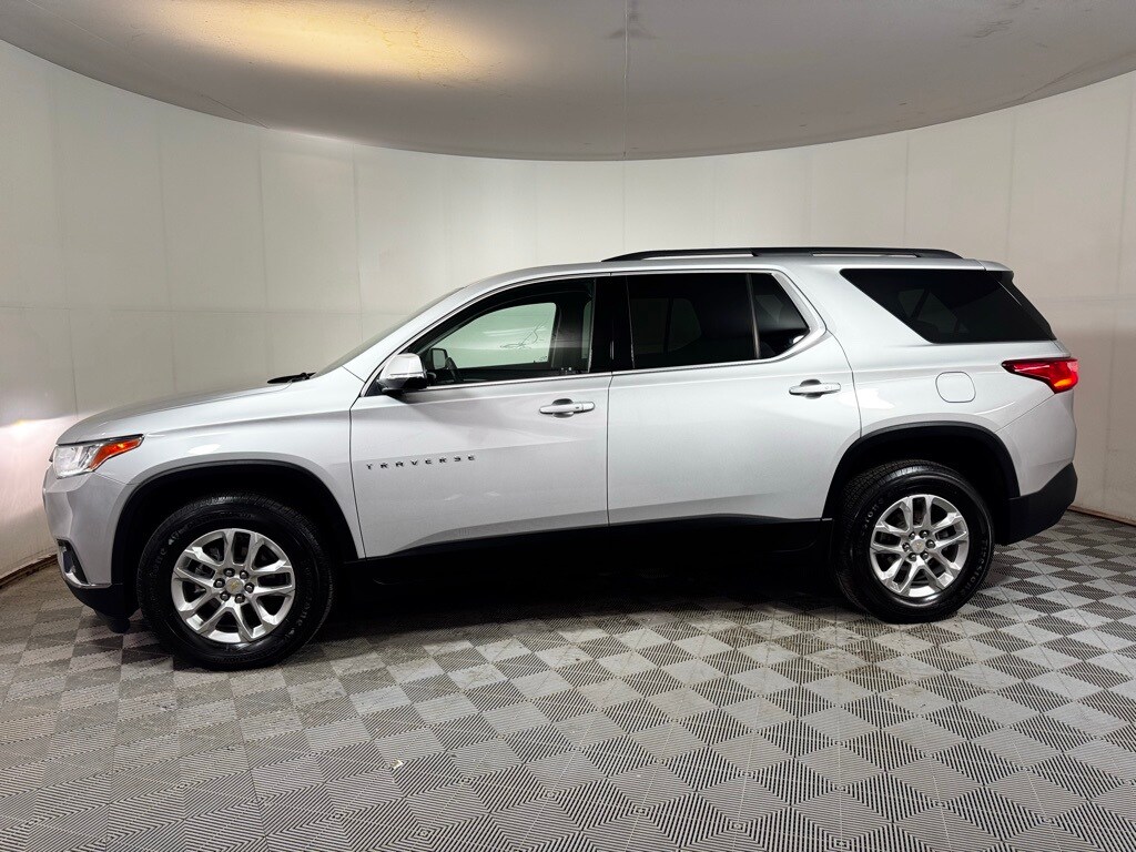 2021 Chevrolet Traverse photo 2