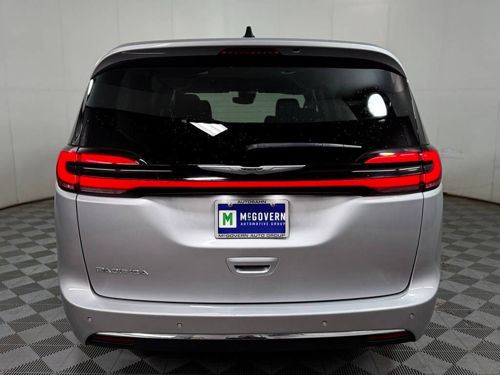 Used 2024 Chrysler Pacifica Touring L Minivan/Van