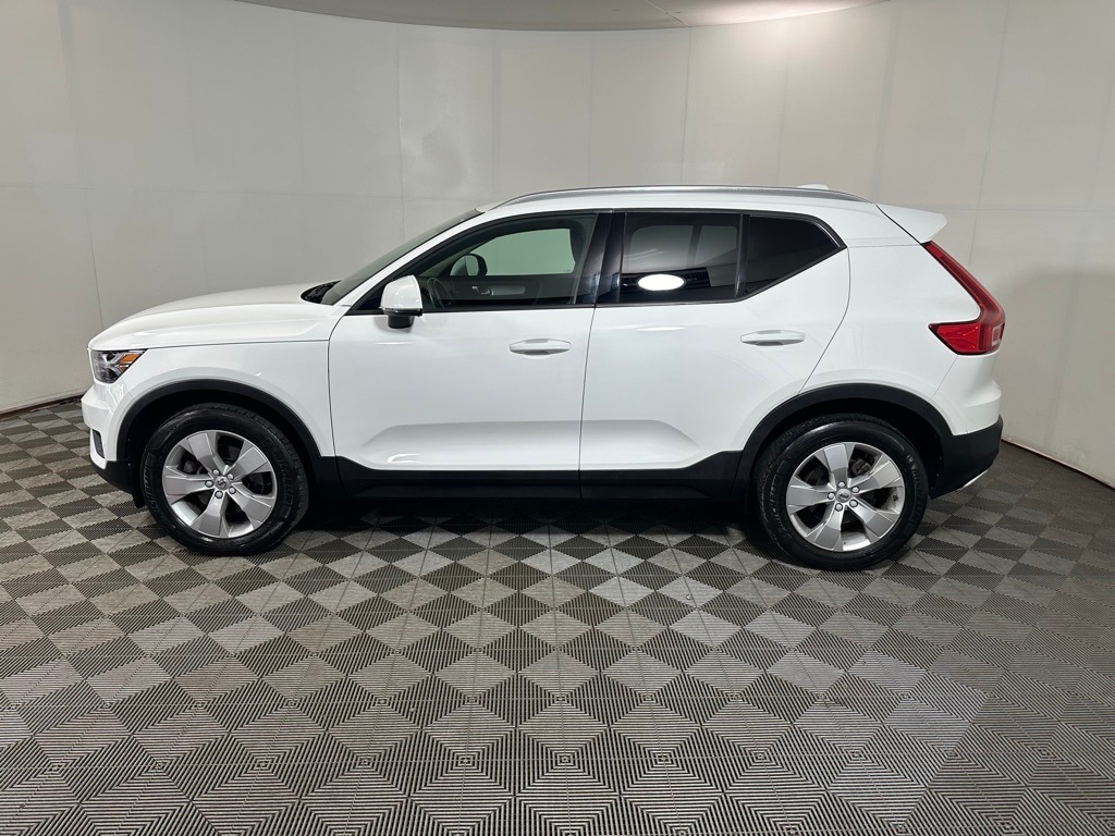 Used 2019 Volvo XC40 Momentum with VIN YV4162XZ7K2011570 for sale in Newton, MA