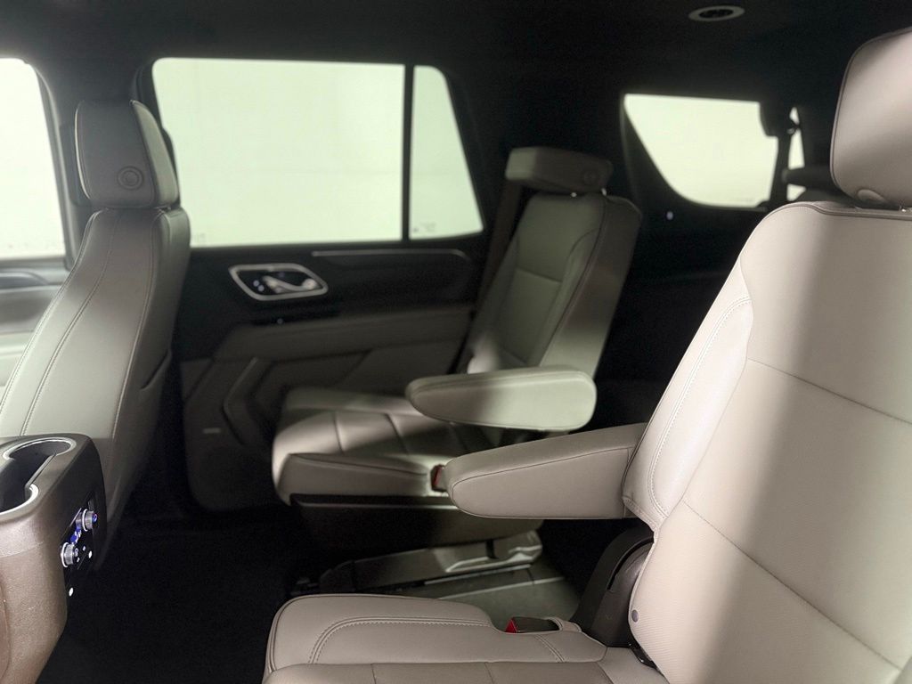 2023 GMC Yukon SLT - Photo 25