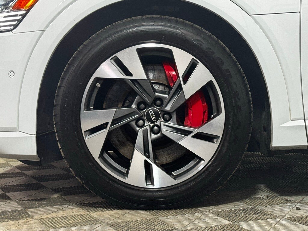 2022 Audi e-tron Premium Plus photo 2