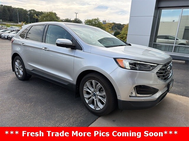 2019 Ford Edge Titanium photo 2