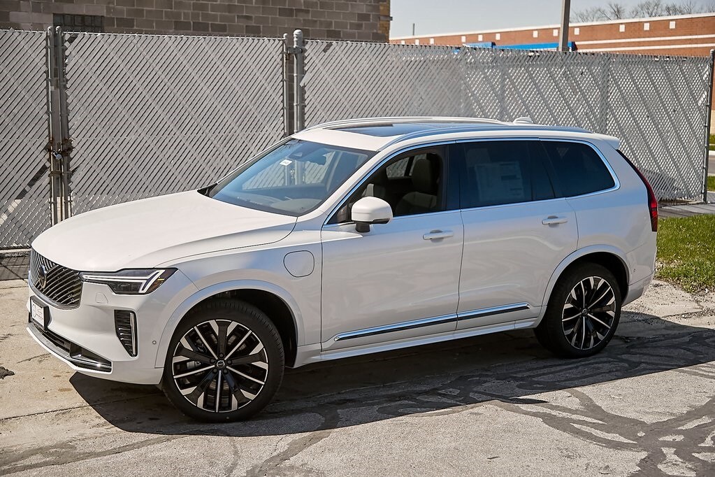 2025 Volvo XC90 T8 Plus photo 3