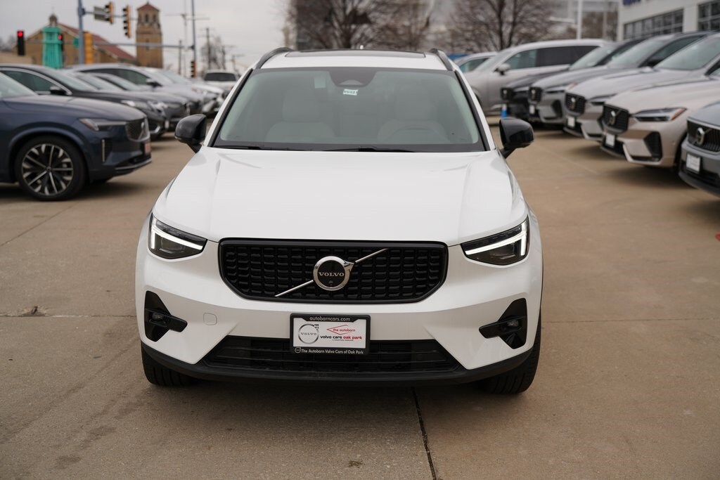 2025 Volvo XC40 Plus photo 4