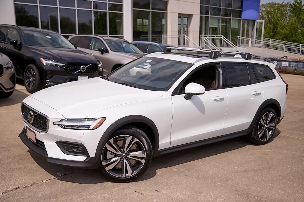 2025 Volvo V60 Cross Country B5 Plus photo 3