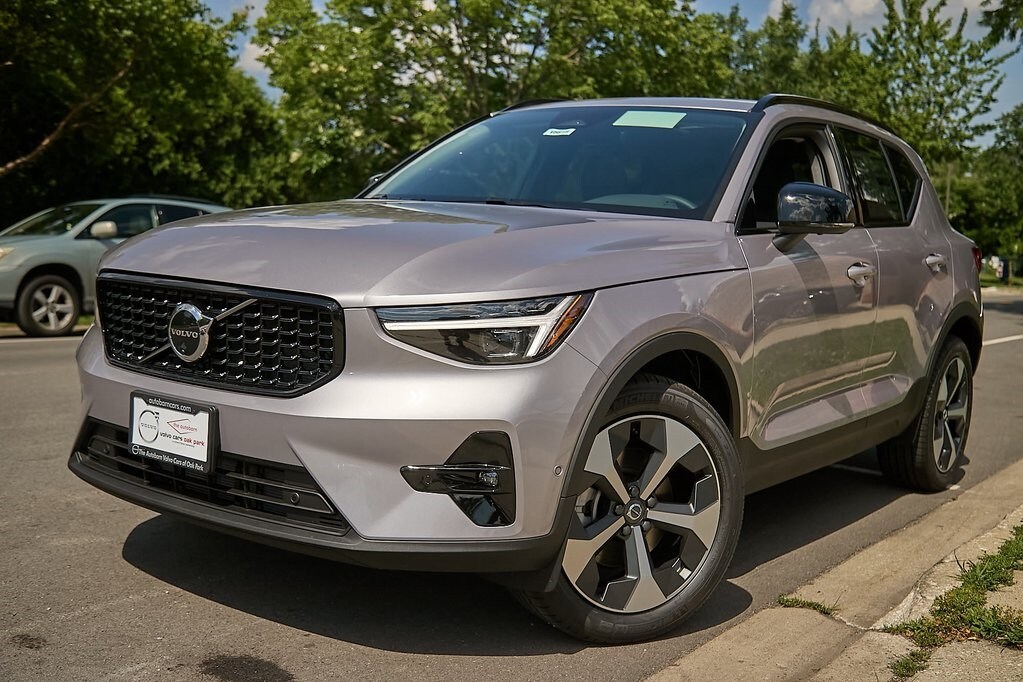 2026 Volvo XC40 Plus photo 2