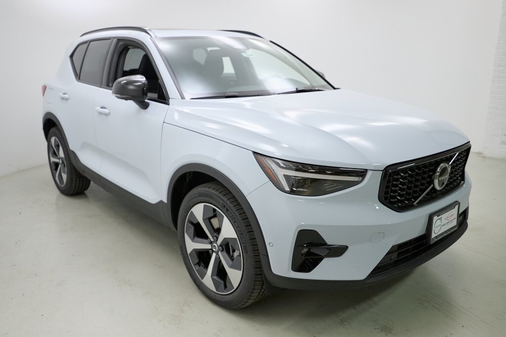 2026 Volvo XC40 Plus photo 4