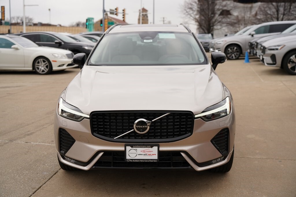 2025 Volvo XC60 B5 Plus photo 4