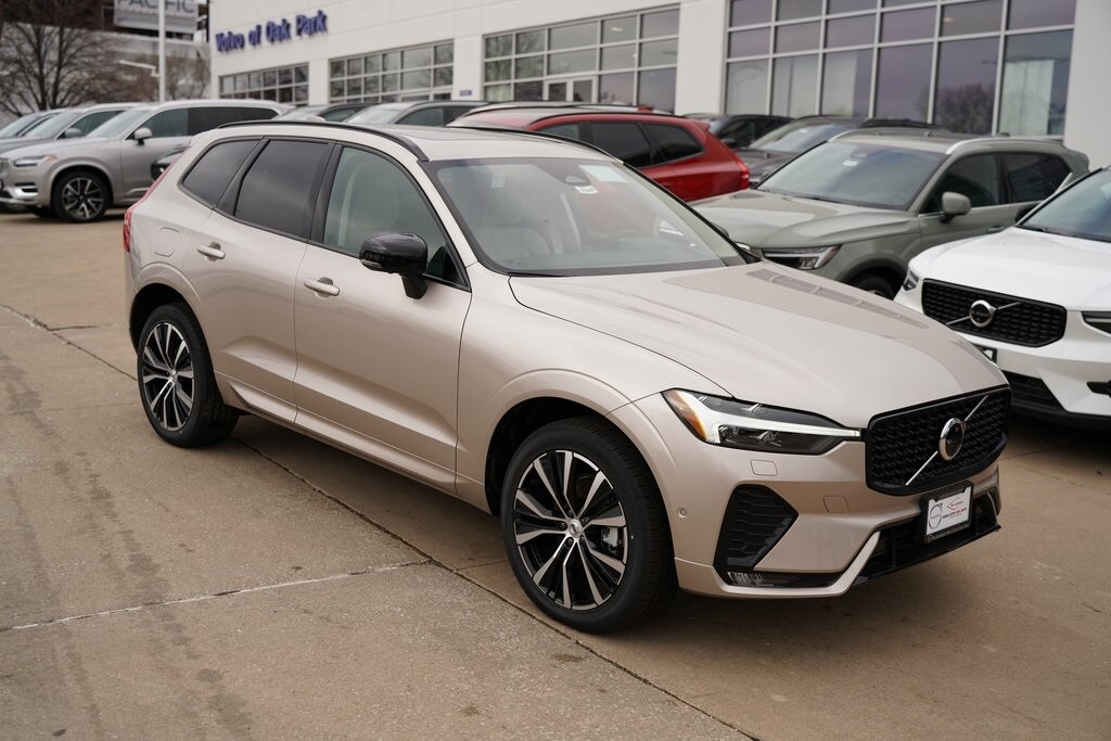 2025 Volvo XC60 B5 Plus photo 3