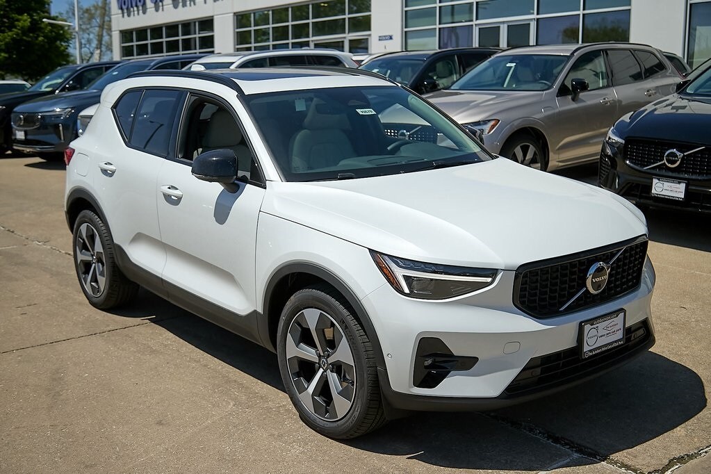 2025 Volvo XC40 Plus photo 2