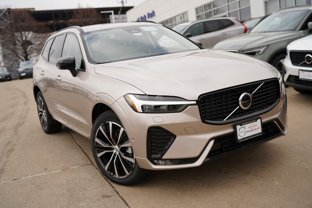 2025 Volvo XC60 B5 Plus photo 2