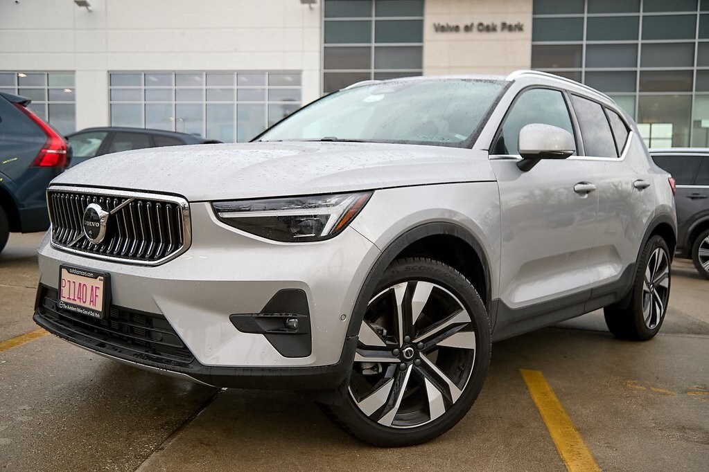 2025 Volvo XC40 Plus photo 2