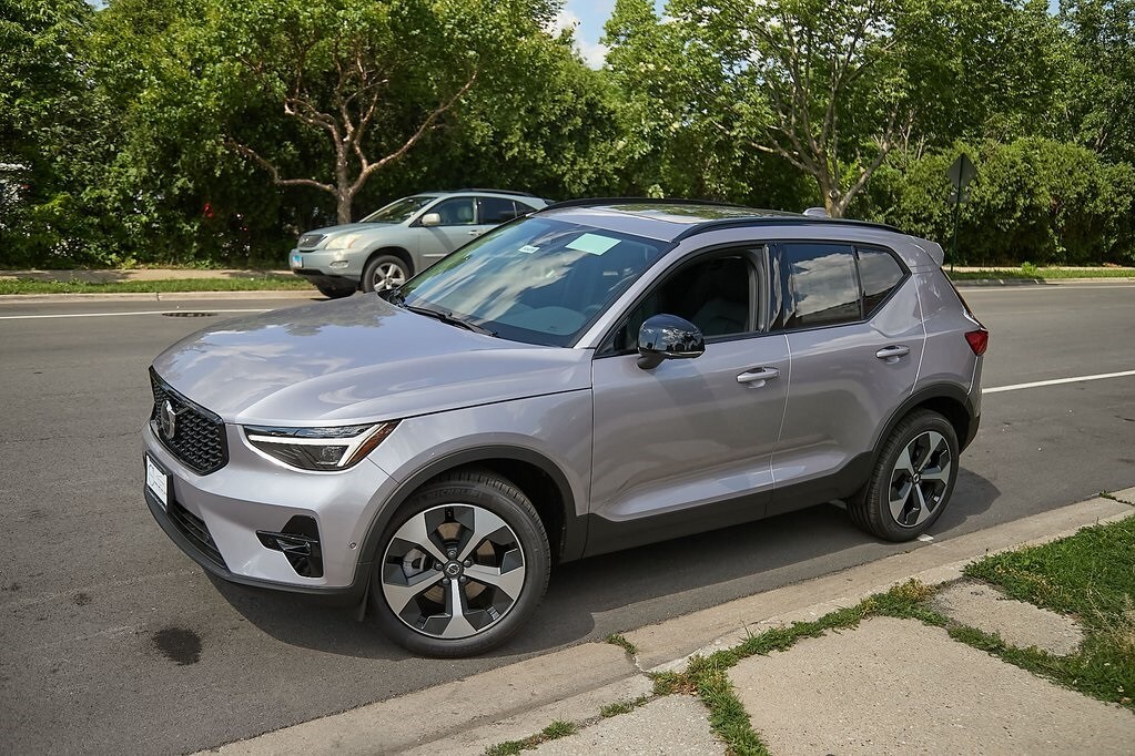 2026 Volvo XC40 Plus photo 3