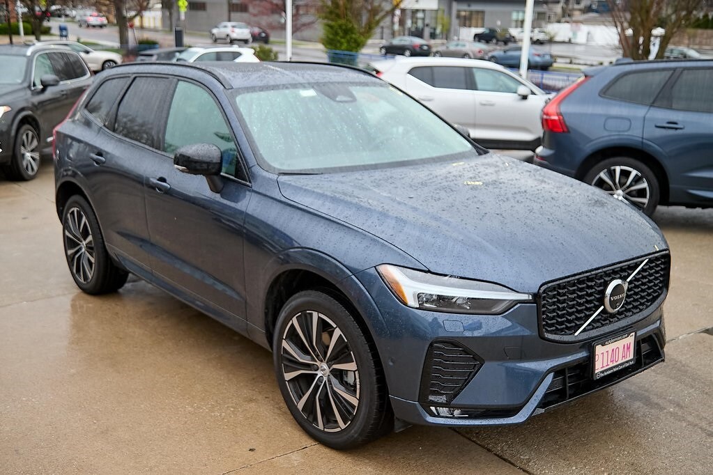 2025 Volvo XC60 B5 Plus photo 3