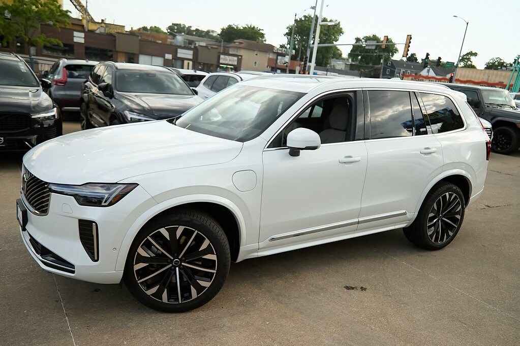 2026 Volvo XC90 T8 Plus photo 3