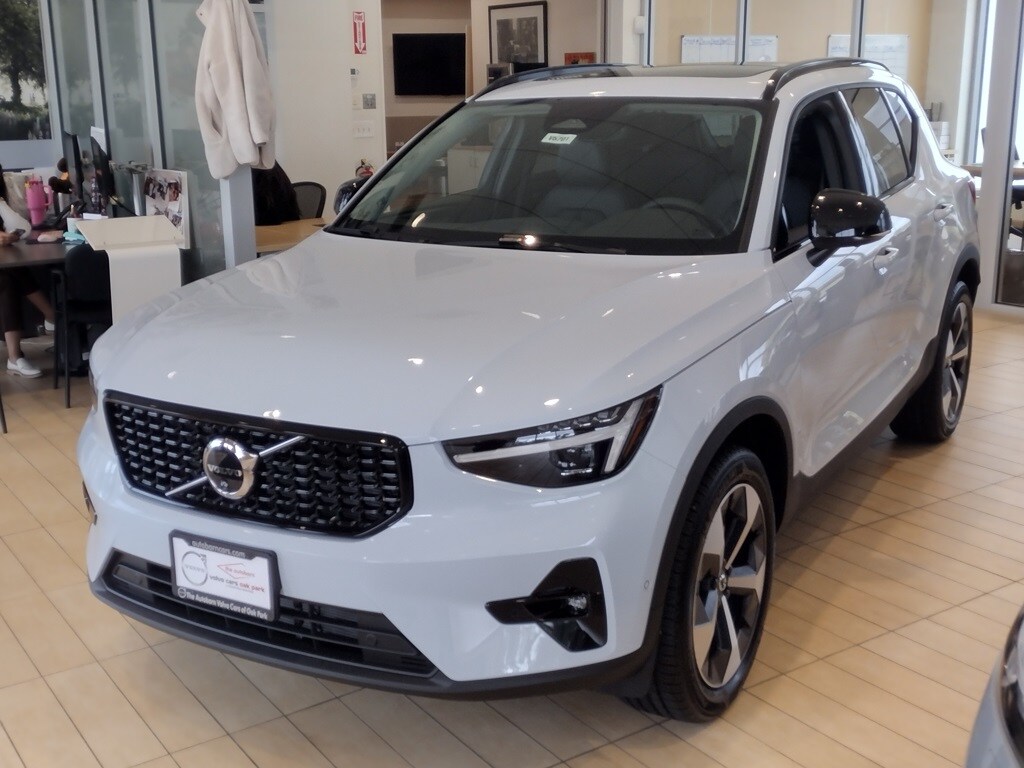 2026 Volvo XC40 Plus photo 3