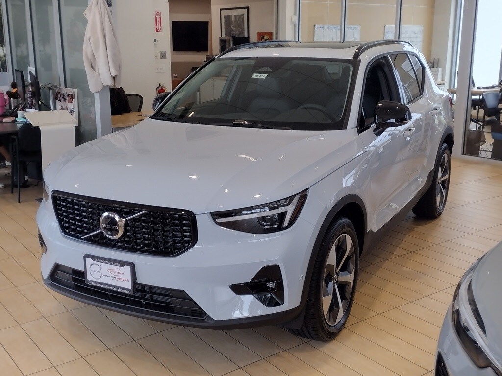 2026 Volvo XC40 Plus photo 2