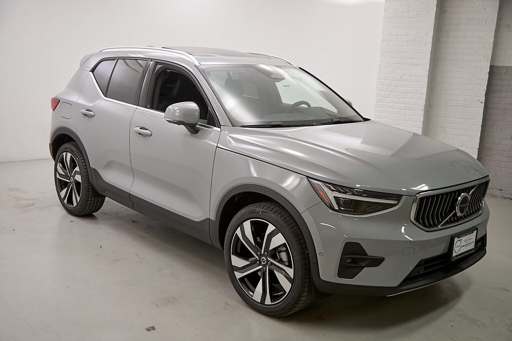 2025 Volvo XC40 Plus photo 4