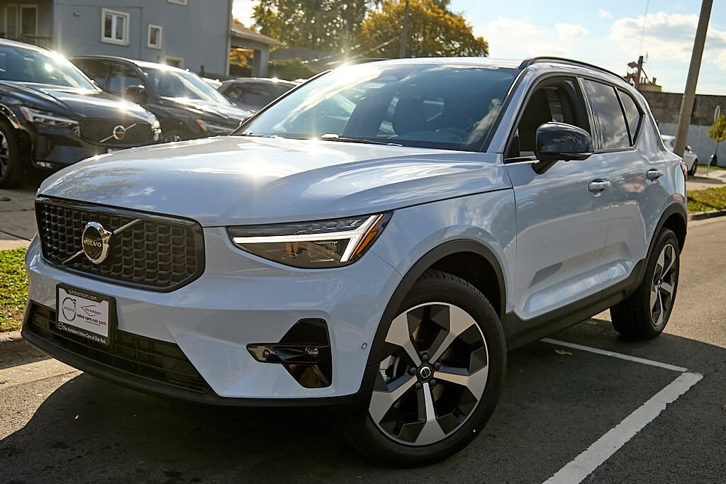 2026 Volvo XC40 Plus photo 2