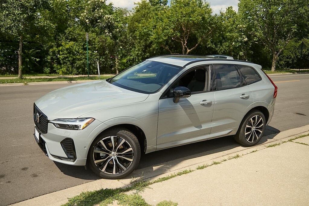 2025 Volvo XC60 B5 Plus photo 3
