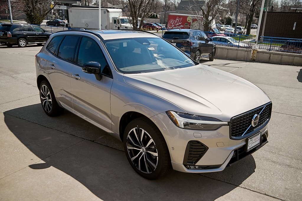 2025 Volvo XC60 B5 Plus photo 4