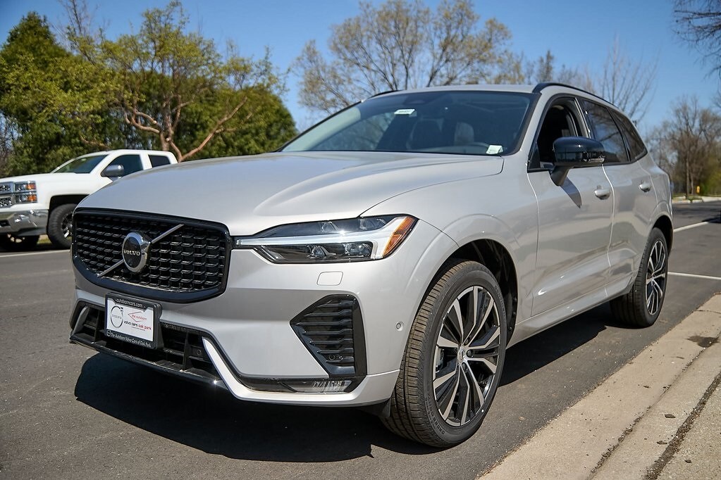 2025 Volvo XC60 B5 Plus photo 2
