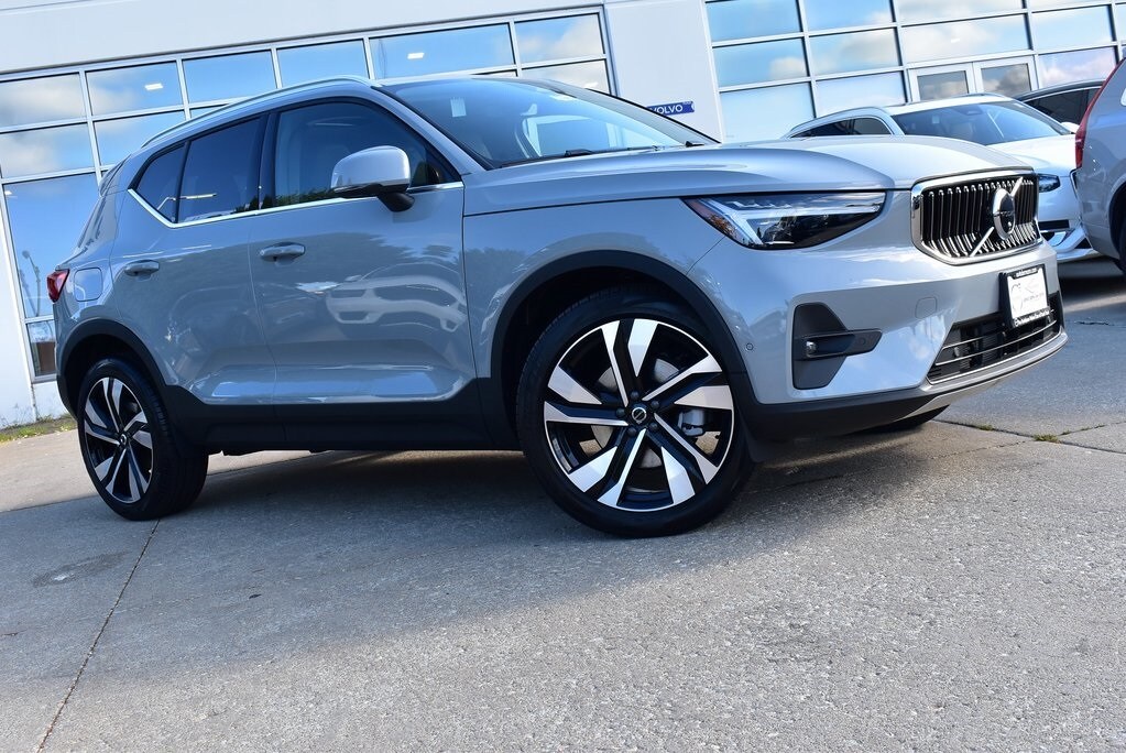 2025 Volvo XC40 Plus photo 3