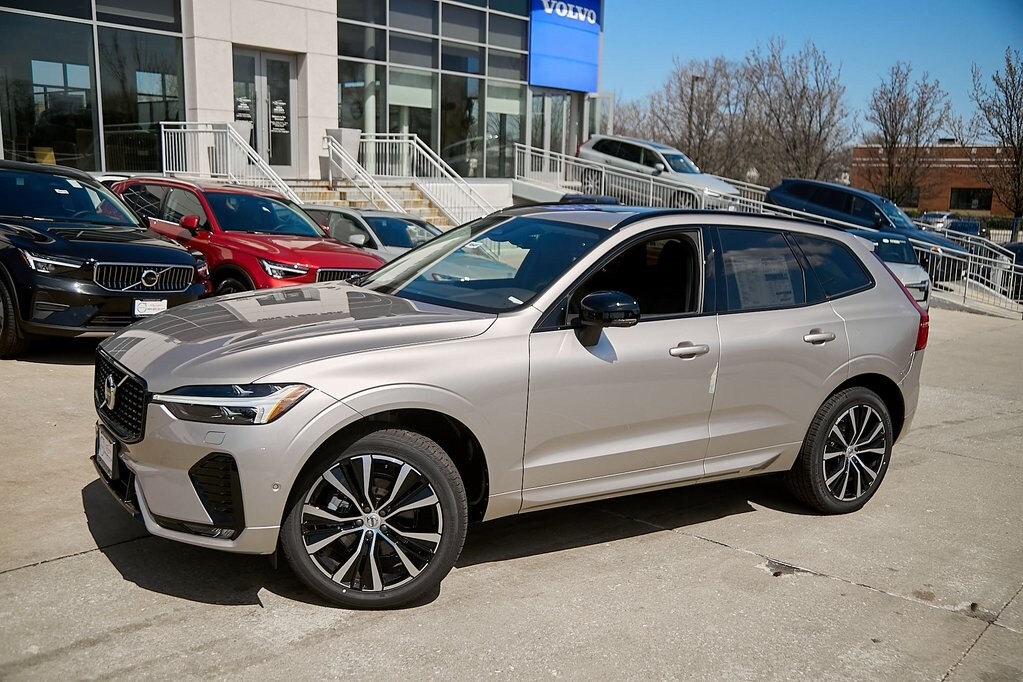 2025 Volvo XC60 B5 Plus photo 3
