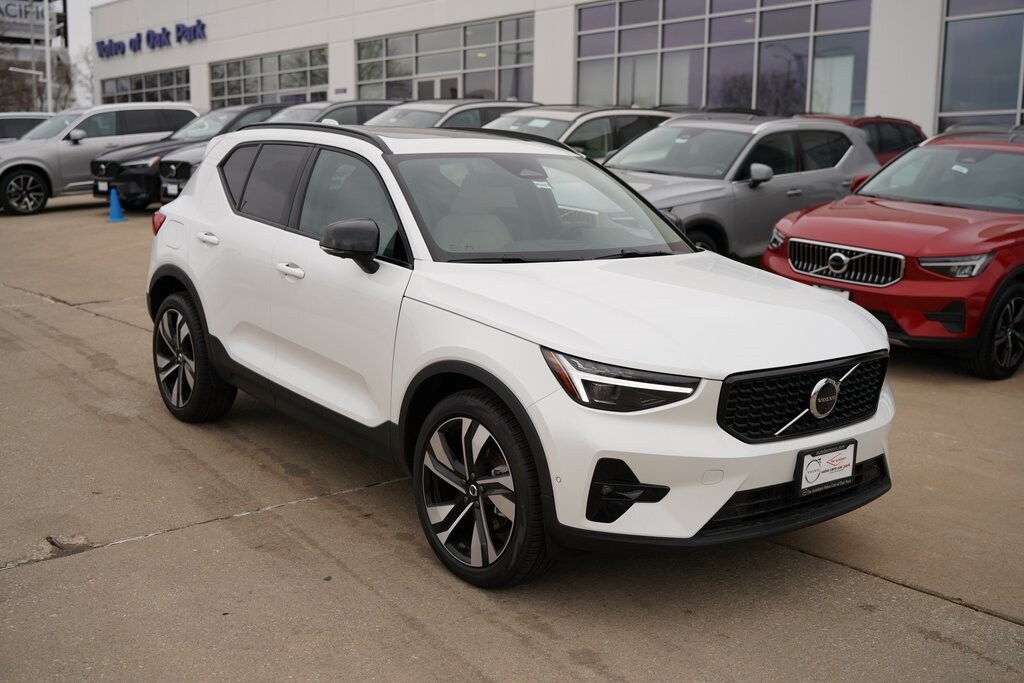 2025 Volvo XC40 Plus photo 3