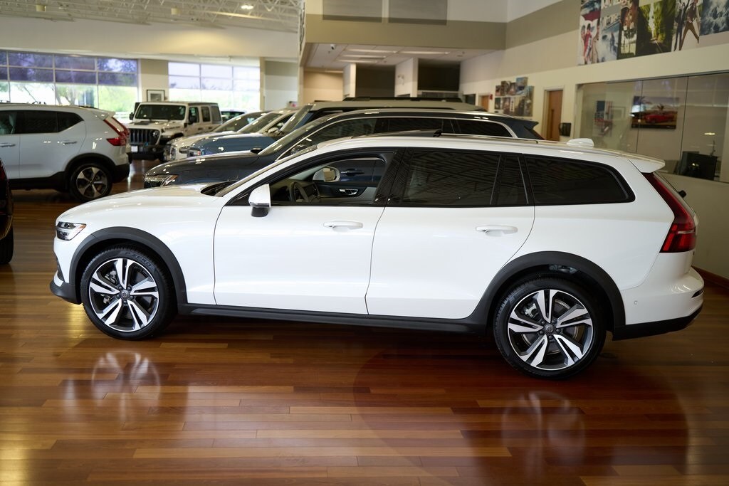 2025 Volvo V60 Cross Country B5 Plus photo 3