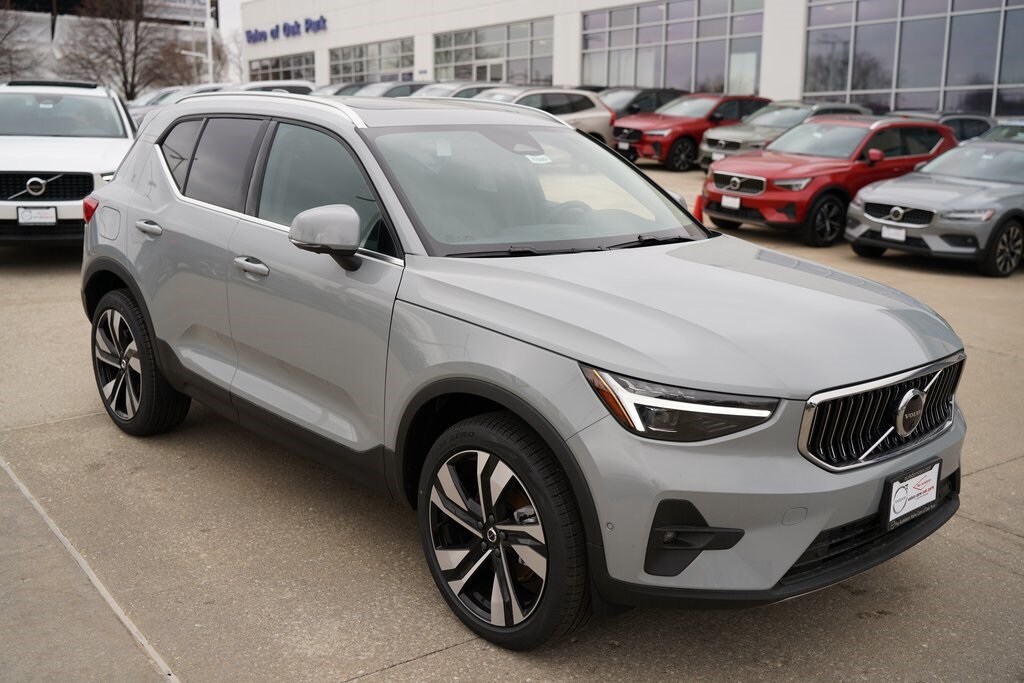 2025 Volvo XC40 Plus photo 3