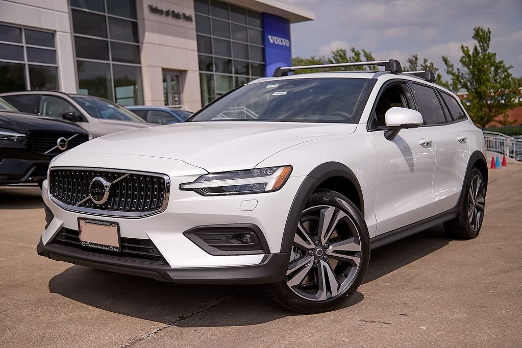 2025 Volvo V60 Cross Country B5 Plus photo 2