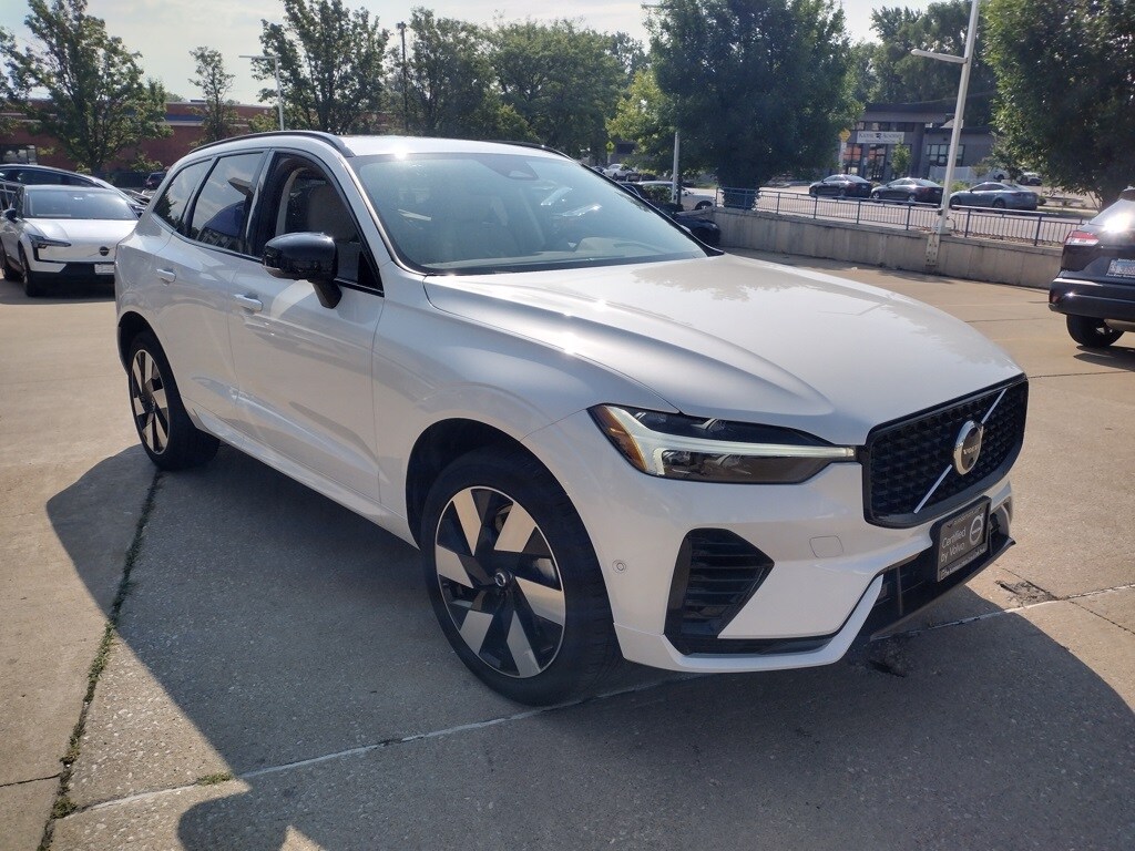 2025 Volvo XC60 Hybrid T8 Plus photo 3