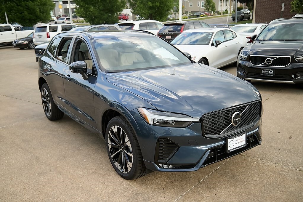 2026 Volvo XC60 B5 Plus photo 4